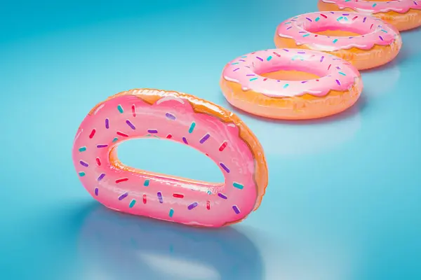 Ein Verspieltes Arrangement Von Drei Rosafarbenen Schwimmern Donut Form Die — Stockfoto