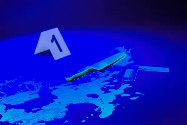 Luminol Testi Sırasında Ultraviyole Işığın Altında Parlayan Bir Bıçağın Olduğu — Stok fotoğraf