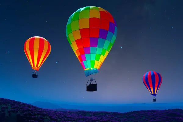 Parlak Sıcak Hava Balonları Yıldızlarla Dolu Bir Gökyüzünün Büyüleyici Tuvalinin Telifsiz Stok Fotoğraflar