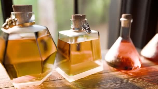 Kolekce Unikátních Lahviček Parfémy Různými Vůněmi Vystavenými Okna — Stock video
