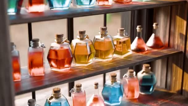 Tętniąca Życiem Kolekcja Szklanych Butelek Różnym Kształcie Wypełnionych Kolorowymi Płynami — Wideo stockowe