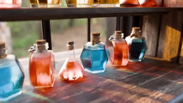 阳光照射着各种带有软木塞的半透明玻璃瓶 在光滑的木架上展示它们生动的色彩和优雅的形状 — 图库视频影像