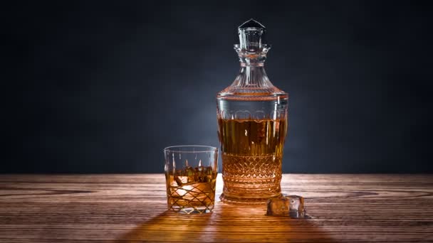 Decantador Whisky Cristal Vaso Juego Lleno Líquido Ámbar Exhibido Una — Vídeos de Stock