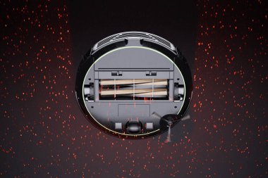 Detaylı mekanik tasarımı olan robotik bir göze yakın plan, parlak kırmızı kıvılcımlar saçarak koyu siyah bir arka plana karşı, ileri teknoloji izleme teknolojisinin somut bir örneği..