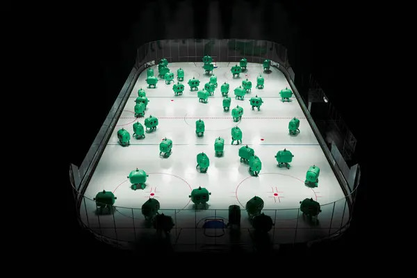 在冰球场冰面上 一群精心组织的绿色机器人正在准备行动 聚精会神的灯光营造出一种戏剧性的氛围 — 图库照片