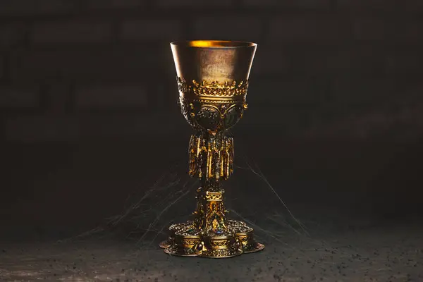 細かいディテールで飾られたこの雄大な黄金の聖杯は コブウェーブを描いた背景に設定され 中世の時代を彷彿とさせる歴史と古代の豪華さの感覚を示しています — ストック写真