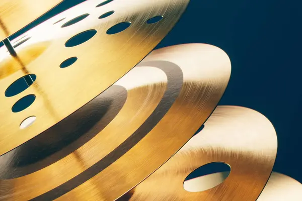 Крупный План Аккуратно Сложенного Расположения Золотых Тарелок Круглыми Вырезами Установленный — стоковое фото