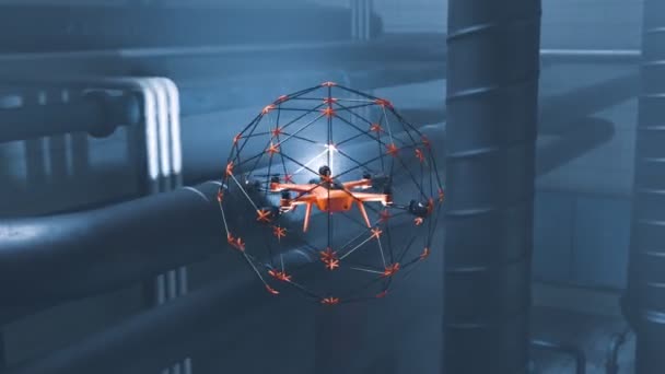 Orangefarbene Drohne Mit Schutzkäfig Fliegt Eine Schwach Beleuchtete Industrieanlage Mit — Stockvideo