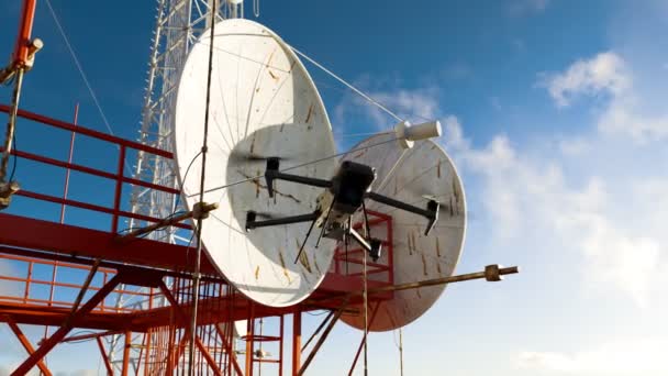 Een Drone Vliegt Buurt Van Een Grote Satellietschotel Hoge Communicatietorens — Stockvideo