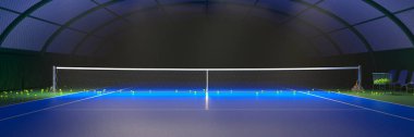 Geceleri LED ışıklarla yıkanan boş bir tenis kortunun görüntüsünde canlı mavi bir yüzey, etrafa saçılmış tenis topları ve top sepetinin yanında dinlenen bir raket var..