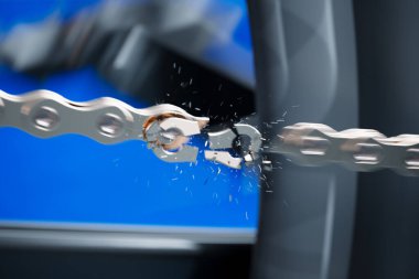 Bu yüksek hızlı çekim, bir bisiklet zinciri kırıldığında donar. Metal parçaları ve kıvılcımlar hareket bulanıklığına karşı uçar..