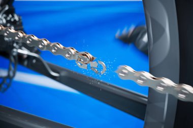 Bu canlı fotoğraf, bir bisiklet zincirinin kırıldığı kritik anı gözler önüne seriyor, çarpıcı bir mavi arkaplan karşısında metal bağlantıları ayıran detaylara odaklanmış bir şekilde..