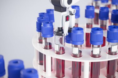 Üst düzey bir laboratuvar ortamındaki bir tepside düzenli olarak dönen, mavi şişelerdeki kan analiz örneklerinin detaylı bir görüntüsü..