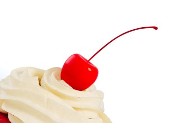 Kadife gibi beyaz çırpılmış kremanın üzerinde parlak, kırmızı bir kiraz tatlı sadeliğinin ve zerafetin somut örneğidir..