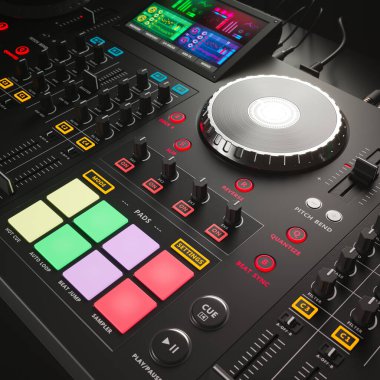 Yüksek teknolojili DJ kontrolörünün detaylı bir görüntüsü, aydınlatılmış düğmeler, koşu tekerleği ve faders, müzik miksajı ve canlı DJ performansları için gerekli.