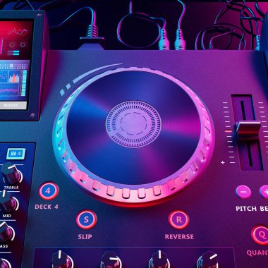 Bu görüntü, bir DJ 'in neon ışıklarla yıkanmış miksaj konsolunu yakalıyor, canlı bir gece kulübü atmosferindeki son teknoloji koşu tekerleklerini, düğmeleri ve dijital ekranları vurguluyor..