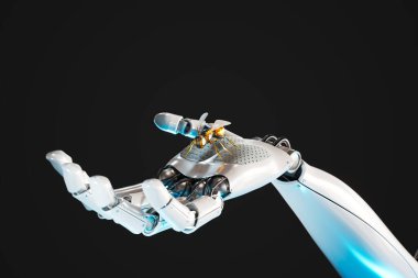 Bu çarpıcı görüntü karmaşık bir tasarımı olan gelişmiş bir robot eli gösteriyor, özenle hazırlanmış bir mekanik arıyı tutuyor, hepsi minimalist karanlık bir arka plana ayarlı..