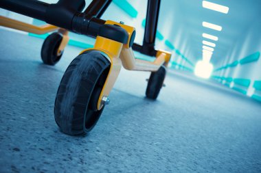 Cyan aksanlı, parlak, boş bir hastane koridorunda hazır bir sarı ve siyah sedye. Sağlık hizmetlerindeki hazırlık ve verimliliği sembolize ediyor..