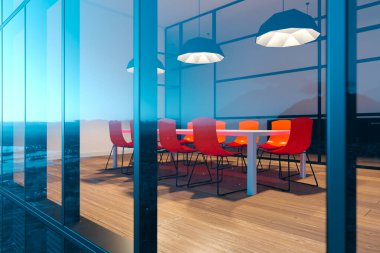 Bu zarif toplantı odası modern tasarım ile işlevselliği birleştiriyor, kırmızı sandalyeler ve panoramik pencereler alacakaranlıkta büyüleyici bir dağ manzarasını gözler önüne seriyor..