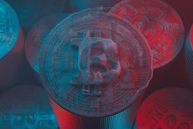 Bitcoin ve kripto para birimlerinin özünü gösteren dijital olarak hazırlanmış bir görselleştirme, soyut bir soyut mavi ve kırmızı renkler zeminine karşı kurulmuştur..