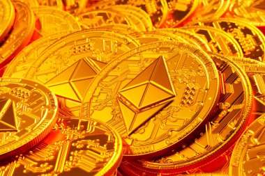 Bu ilgi çekici yakın çekim, dijital para biriminin teknoloji ve finans karışımını gösteren karmaşık devre tasarımlarıyla vurgulanmış altın Ethereum sikkelerini sergiliyor.