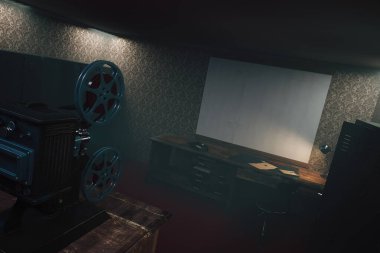 Geçmişten bir sahne: Eski bir film projektörü boş bir ekrana doğru bir spot ışığı tutar, loş bir odada nostaljik bir ortam yaratır..