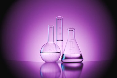 Bilimsel keşif ve analizi vurgulayan parlak mor bir yüzey üzerinde kusursuz bir şekilde işaretlenmiş bir laboratuar cam eşyalar dizisi düzenlenmiştir..