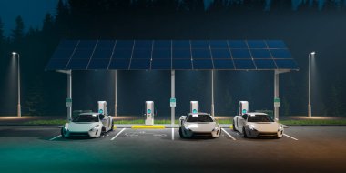 Alacakaranlıkta, üç elektrikli araç güneş enerjisiyle çalışan bir istasyonda park halindeler ve sürdürülebilirlikle modern teknolojinin füzyonunu sergiliyorlar..