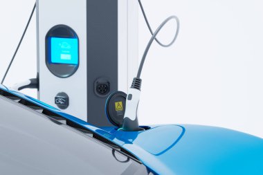 Bir şarj istasyonuna bağlı elektrikli bir araba, çevre dostu şarj sürecini sergiliyor. Görüntü arabanın portunu ve şarj kablosunu vurgular