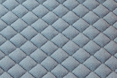 Bu fotoğraf, mavi kumaşın detaylı dokusunu ve desenini yakalar, dokuma karmaşıklığını ve tasarımındaki ustalığı vurgular..