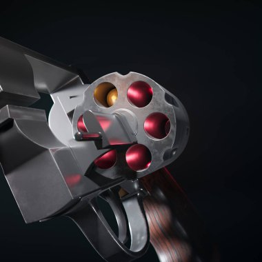 Bu görüntü bir tabancanın dolu silindirinin yakın çekimini yakalıyor, kırmızı uçlu mermilerle donatılmış, tasarımı ve potansiyeli vurgulanıyor..