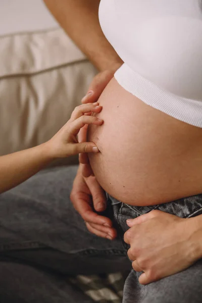 Zwangere Vrouw Haar Man Hun Kind Houden Hun Handen Een — Stockfoto