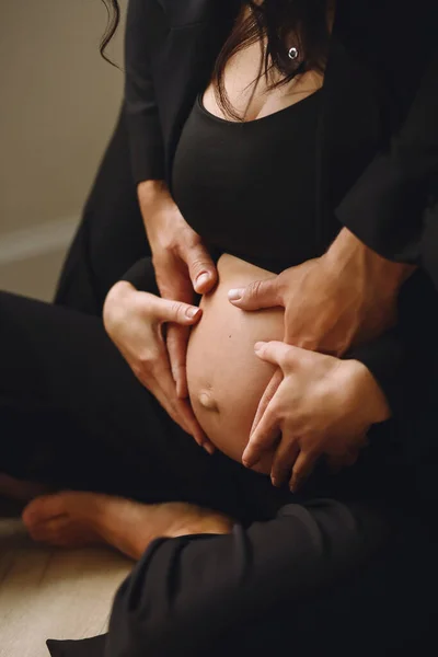 Mulher Grávida Marido Ternos Pretos Segurando Mãos Barriga Grávida Conceito — Fotografia de Stock