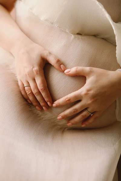 孕妇的近照 双手放在肚子上 使心脏成形 有新生儿的女人母性概念 — 图库照片