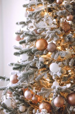 Güzel Noel toplarıyla süslenmiş Noel ağacı, metin için kopyalama alanı. Noel ve Yeni Yıl konsepti, tebrik kartı