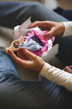 Hamile bir çiftin yakın plan fotoğrafı, çocuğun cinsiyetini öğrenmek için bir kutu açar. Oğlan oldu. Aile kavramı. Erkek ya da kız.