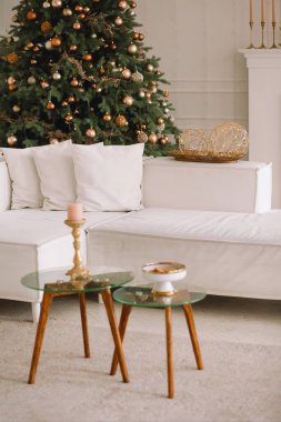 İç kısımda Noel dekorasyonu. Noel ve Yeni Yıl tasarımı. Noel kartı. Noel ağacı