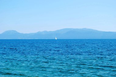 Adriyatik Denizi 'nin yamacında, arka planda. Hırvatistan yüzeyinde yelkenli gemi. Seyahat konsepti ve fikri. Deniz Görünümü
