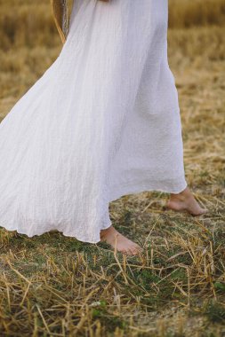 Yazın açık havada kadın bacaklarının fotoğrafını çek. Yazlık elbiseli kadın