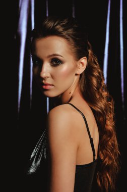 Stüdyoda gümüş makyajlı esmer bir kadının güzel portresi. Mükemmel cilt ve akşam makyajı. Saf tenli ve gümüş renkli dumanlı gözlü bir kızın dikey fotoğrafı.. 