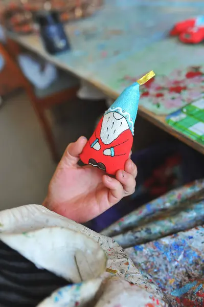 El sanatları el yapımı Noel oyuncaklarını oyuncak fabrikasında tutuyor. Hediye sanatı. El yapımı ev dekorasyonu. Ev atölyesi