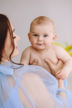 Anne yeni doğmuş bebeğini kucağında tutuyor. Emziren bir bebeğin annesi. Mutlu bir anne ve çocuğun portresi. Yüksek kalite fotoğraf. Aile kavramı