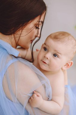 Güzel anne yeni doğmuş bebeğini kucağında tutuyor. Emziren bir bebeğin annesi. Mutlu bir anne ve çocuğun portresi. Yüksek kalite fotoğraf. Aile kavramı