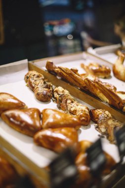 Raflarda çeşitli hamur işleri olan bir pastane. Yüksek kalite fotoğraf. Bir pastanenin tezgahındaki pastaların resmini kapat.