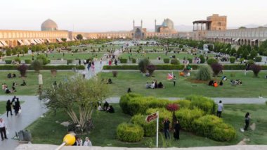 İsfahan, İran - 31 Temmuz 2023: Naqsh-e Cihan Meydanı. İsfahan 'ın merkezinde yer alan kent, İran ve Güneybatı Asya' nın en büyük meydanıdır. UNESCO 'nun Dünya Mirasları Listesindeki kare