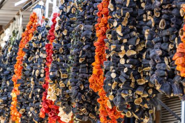 Kurutulmuş patlıcan ve biberler ipte sallanıyor.