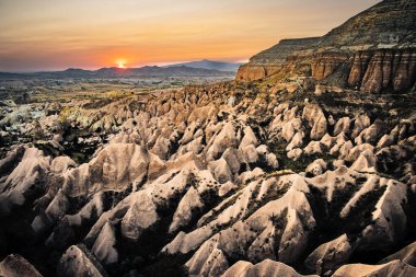 Cappadocia Vadisi 'nde gün batımı manzarası. Türkiye