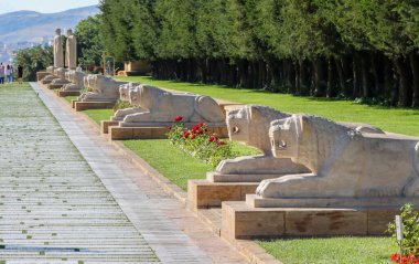 Ankara, Türkiye - 10 Temmuz 2023: Aslanların Yolu. Ankara 'nın Çankaya ilçesinde yer alan ve Mustafa Kemal Atatürk' ün mozolesinin bulunduğu kompleks