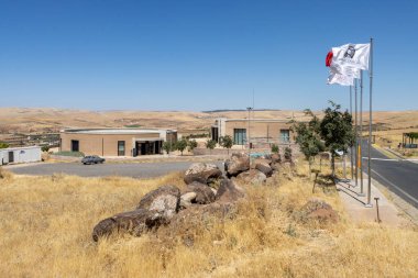 Haliliye, Şanlıurfa, Türkiye - 17 Temmuz 2023: Göbeklitepe arkeoloji sahası. Neolitik Çağ 'da tarihte bilinen en eski ve en büyük tapınaktır. Göbeklitepe bir UNESCO Dünya Mirası sahası