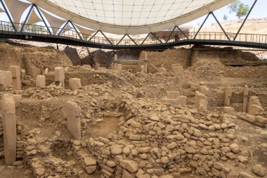 Haliliye, Şanlıurfa, Türkiye - 17 Temmuz 2023: Göbeklitepe arkeoloji sahası. Neolitik Çağ 'da tarihte bilinen en eski ve en büyük tapınaktır. Göbeklitepe bir UNESCO Dünya Mirası sahası